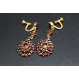 A PAIR OF VINTAGE GARNET CLUSTER CLIP ON DROP EARRINGS, on unmarked yellow metal, H 4.5 cm