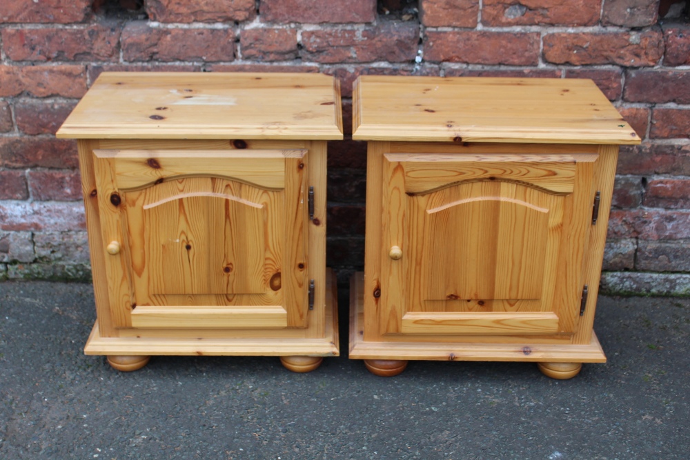 A PAIR OF MODERN HONEY PINE BEDSIDE CHESTS (2)