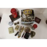 A TIN OF COLLECTABLES TO INCLUDE MINIATURE BINOCULARS, POCKET KNIVES ETC.