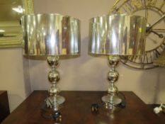 A PAIR OF MODERN CHROMED TABLE LAMPS WITH SHADES H-63 CM (OVERALL)