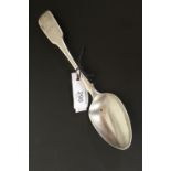 A HALLMARKED SILVER FIDDLE PATTERN TABLE SPOON, LONDON 1813, APPROX WEIGHT 67 G