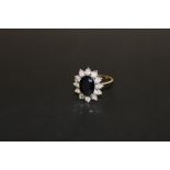 A HALLMARKED 9 CARAT GOLD DRESS RING SET WITH A SAPPHIRE STYLE CENTRAL STONE, RING SIZE P, APPROX