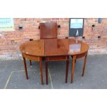 AN ANTIQUE MAHOGANY 'D-END' DINING TABLE WITH A SPARE LEAF AND CENTRAL SECTION - OVERALL L-224 CM