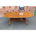 A LARGE MAHOGANY OVAL DINING TABLE WITH CROSSBANDED DETAIL - OVERALL L-228 CM
