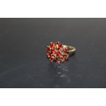 A HALLMARKED 9 CARAT GOLD CLUSTER RING SET WITH GARNETS, RING SIZE P, APPROX WEIGHT 3.6G