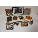 A SMALL BOX OF COLLECTABLES TO INCLUDE PLAYING CARDS