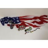 A QUANTITY OF COLLECTABLES TO INCLUDE AN AMERICAN FLAG AND AFRICAN BEADED ITEMS