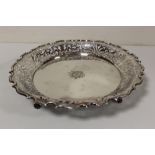 WALKER AND HALL - A HALLMARKED SILVER PIERCED GALLERY FOOTED DISH, SHEFFIELD 1902