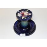 A VINTAGE MOORCROFT PIPE HOLDER, A/F