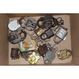 A QUANTITY OF VINTAGE PADLOCKS AND KEYS