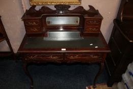 AN EDWARDIAN MAHOGANY LADIES DESK W-91 CM