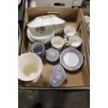 A TRAY OF ASSORTED WEDGWOOD TO INCLUDE BLUE JASPERWARE
