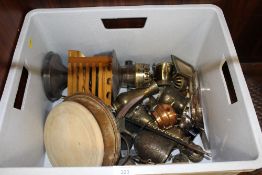 A TRAY OF ASSORTED METALWARE TO INCLUDE AN OIL LAMP BASE