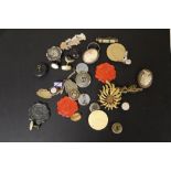 A QUANTITY OF MIXED COLLECTABLES TO INCLUDE CAMEOS AND BROOCHES