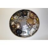 A TRAY OF COLLECTABLES TO INCLUDE COMPACTS, CIGARETTE CASE ETC.