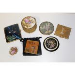A SMALL SELECTION OF VINTAGE LADIES COMPACTS, to include a Vogue Garnities powder compact and a