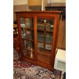 A MODERN CHERRYWOOD GLAZED DISPLAY CABINET WITH SLIDING DOORS AND THREE GLASS SHELVES H-155 W-104