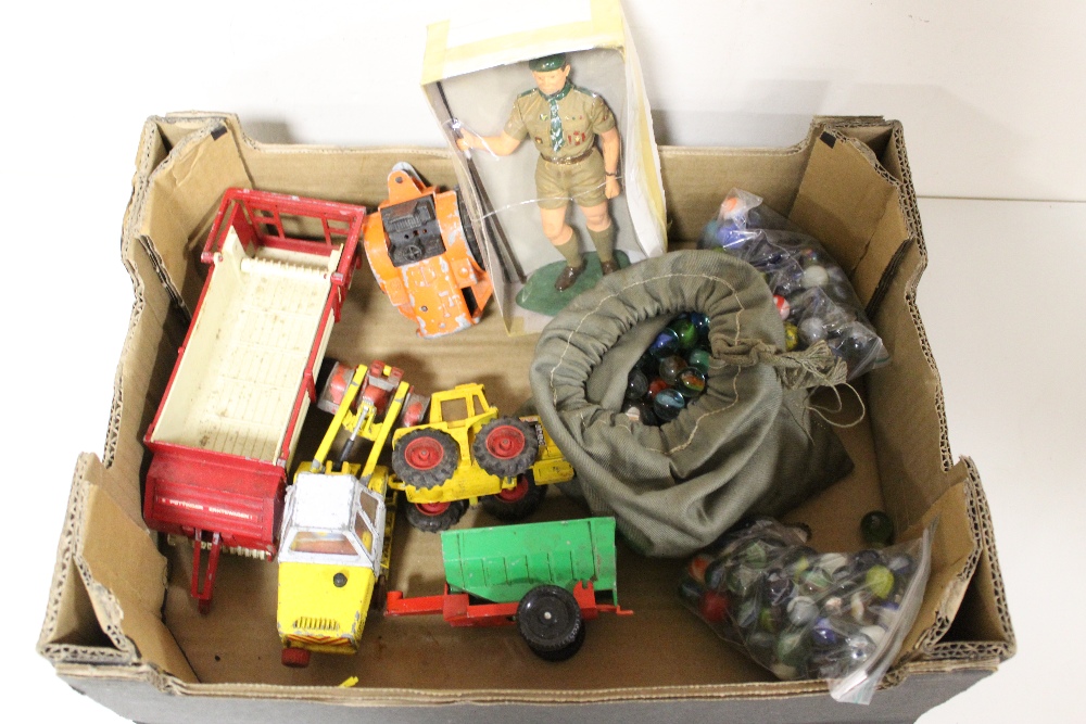 A SMALL TRAY OF TOYS TO INCLUDE A BAG OF VINTAGE MARBLES, MODEL OF A BOY SCOUT, MATCHBOX VEHICLES