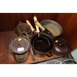 A COLLECTION OF BRASS AND COPPER PANS AND AN ORNAMENTAL BRASS BOWL