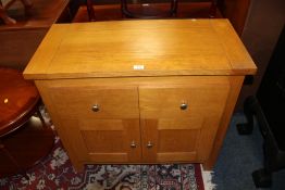 A MODERN LIGHT OAK EFFECT SIDEBOARD W-90 CM