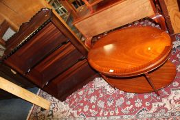 A MODERN OPEN MAHOGANY BOOKCASE AND AN OVAL TABLE (2)