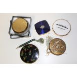 FOUR VINTAGE LADIES POWDER COMPACTS, comprising a Regent of London compact with blue enamel lid