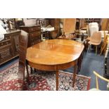 AN ANTIQUE MAHOGANY 'D-END' DINING TABLE WITH A SPARE LEAF AND CENTRAL SECTION - OVERALL L-224 CM