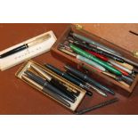 A LARGE QUANTITY OF VINTAGE COLLECTABLE FOUNTAIN PENS AND BALL POINT PENS TO INCLUDE OSMIROID,