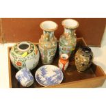 A COLLECTION OF ORIENTAL CERAMICS TO INCLUDE A PAIR OF FAMILLE ROSE VASES