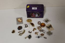 A COLLECTION OF VINTAGE BROOCHES TO INCLUDE MICRO MOSAIC EXAMPLES