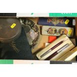A BOXED OF COLLECTABLES TO INCLUDE A VINTAGE CASED PARKER PEN SET ETC.