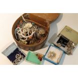 A BOX OF ASSORTED COSTUME JEWELLERY TO INCLUDE A YELLOW METAL LOCKET ON CHAIN, VINTAGE BROOCHES