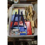 A BOX OF ARTISTS MATERIALS TO INCLUDE PAINTBRUSHES, EASELS, ETC