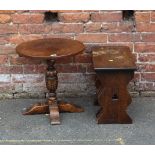A SMALL REPRODUCTION OAK CIRCULAR PEDESTAL TABLE H-50 DIA. 50 CM WITH A NEST OF OAK TABLES (2)