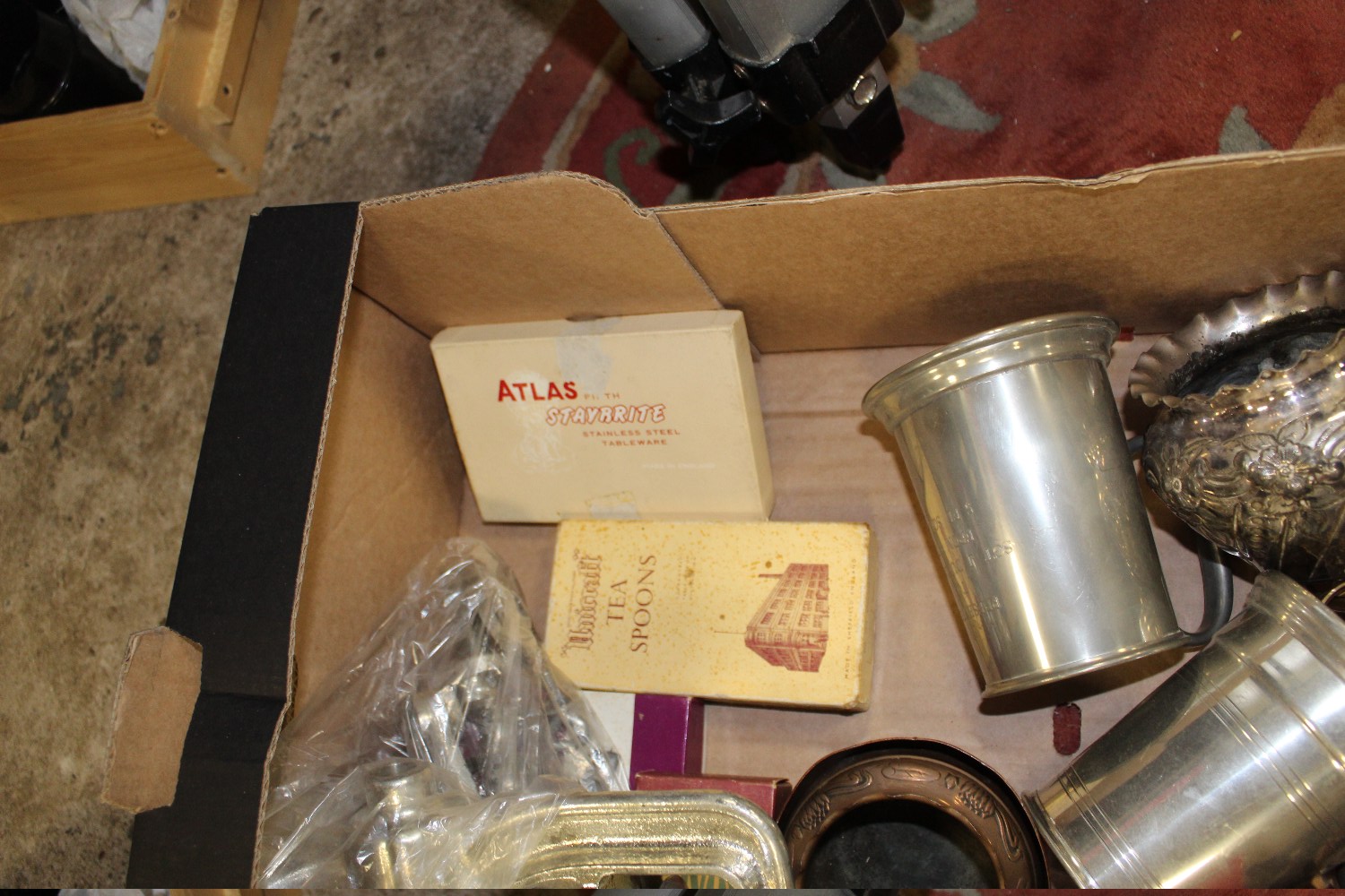 A TRAY OF METALWARE TO INCLUDE PEWTER TANKARDS TOGETHER WITH A SMALL QUANTITY OF TOOLS - Image 5 of 5