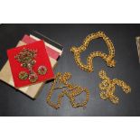 A SMALL QUANTITY OF COSTUME JEWELLERY TO INCLUDE YELLOW METAL CHAINS