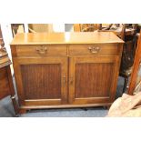 AN ANTIQUE OAK SIDEBOARD WITH TWO DRAWERS H-93 CM W-123 CM