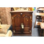 AN ANTIQUE OAK PANELLED CORNER CUPBOARD H-99 CM W-83 CM