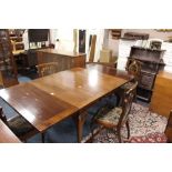 AN EARLY 20TH CENTURY MAHOGANY DRAWLEAF DINING TABLE RAISED ON CABRIOLE SUPPORTS H-77 W-99 CM