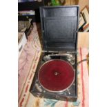 A VINTAGE WIND UP GRAMOPHONE