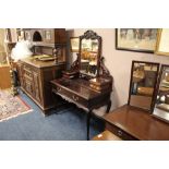 AN EDWARDIAN MAHOGANY DRESSING TABLE W-105 CM