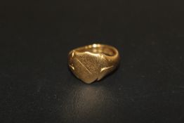 A HALLMARKED 18 CT GOLD SIGNET RING, SIZE J, APPROX WEIGHT 6.7 G