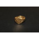 A HALLMARKED 18 CT GOLD SIGNET RING, SIZE J, APPROX WEIGHT 6.7 G