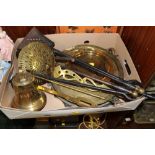 A QUANTITY OF METALWARE TO INCLUDE A LARGE BRASS BELL, COPPER KETTLE ETC