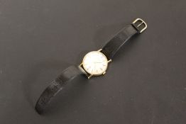 A VINTAGE 9 CARAT GOLD ROTARY 21 JEWEL AUTOMATIC DATE WRISTWATCH