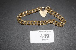 A HALLMARKED 9 CARAT GOLD BRACELET WITH HEART LOCK, APPROX WEIGHT 13.5G