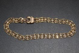 A YELLOW METAL DESIGNER STYLE BRACELET, STAMPED INDISTINCTLY TO CLASP, APPROX WEIGHT 7.2 G