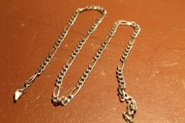 A SILVER SPACED CURB LINK NECK CHAIN, APPROX WEIGHT 17.7 G