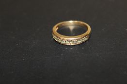 A HALLMARKED 9 CT GOLD CHANNEL SET DRESS RING SET WITH GREEN STONES, SIZE M, WEIGHT 3 G