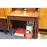 AN ANTIQUE MAHOGANY SINGLE DRAW WASHSTAND W-90.5 CM